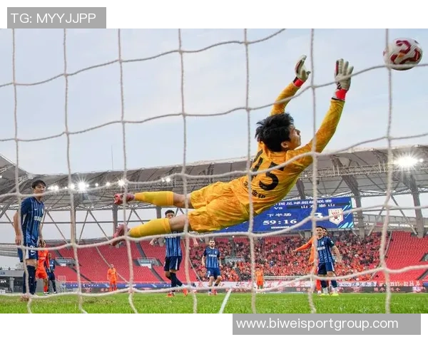 山东泰山队在武汉体育中心进行赛前踩场训练为即将到来的比赛做好准备